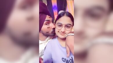 GF ko dost ke sath share karke banaya threesome sex video